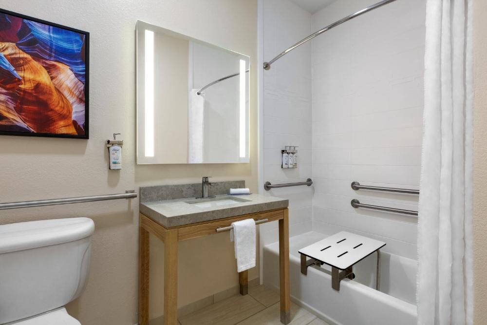 Queen Room with Accessible Roll In Shower - Non-Smoking interior